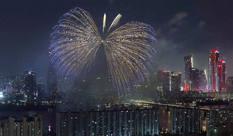 7일 밤 서울 영등포구 여의도 한강공원 일대에서 열린 ‘2023 서울세계불꽃축제’에서 한국팀이 선보인 화려한 불꽃이 밤하늘을 수놓고 있다. 뉴스1