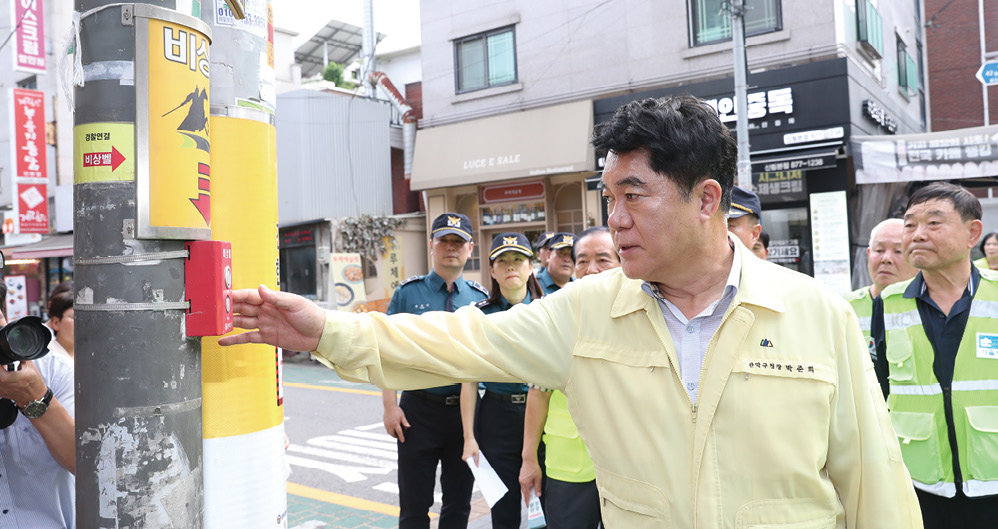 박준희 구청장이 비상벨과 관제센터의 연결을 점검하고 있다. 관악구 제공