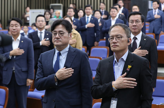 홍익표 더불어민주당 원내대표, 박주민 원내수석부대표 등 의원들이 6일 오후 서울 여의도 국회에서 열린 의원총회에서 국민의례를 하고 있다. 2023.10.6. 뉴스1