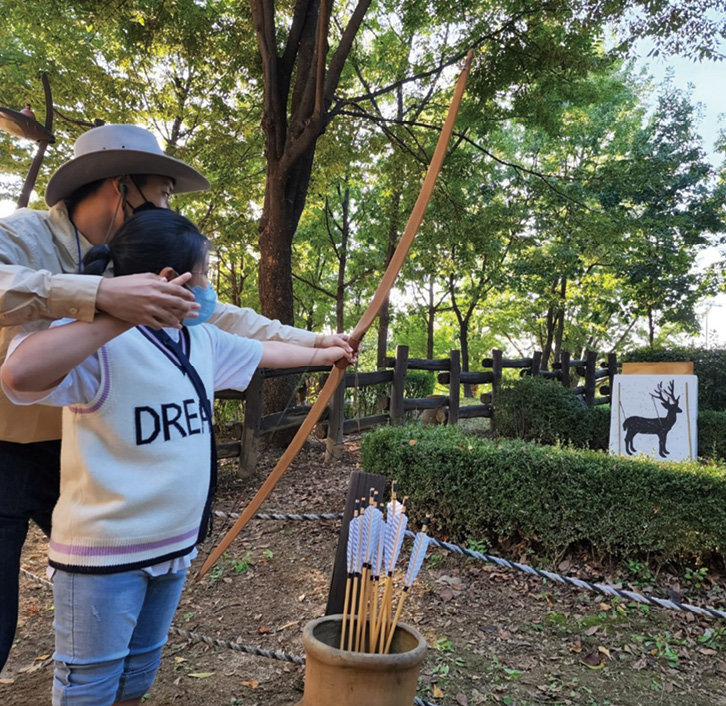 지난해 열린 강동선사문화축제를 즐기고 있는 시민들의 모습. 강동구 제공