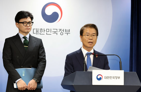 이정식 고용노동부 장관과 한동훈 법무부 장관이 25일 오후 서울 종로구 세종대로 정부서울청사에서 임금체불 근절 담화문 발표를 하고 있다. 2023.9.25. 뉴스1