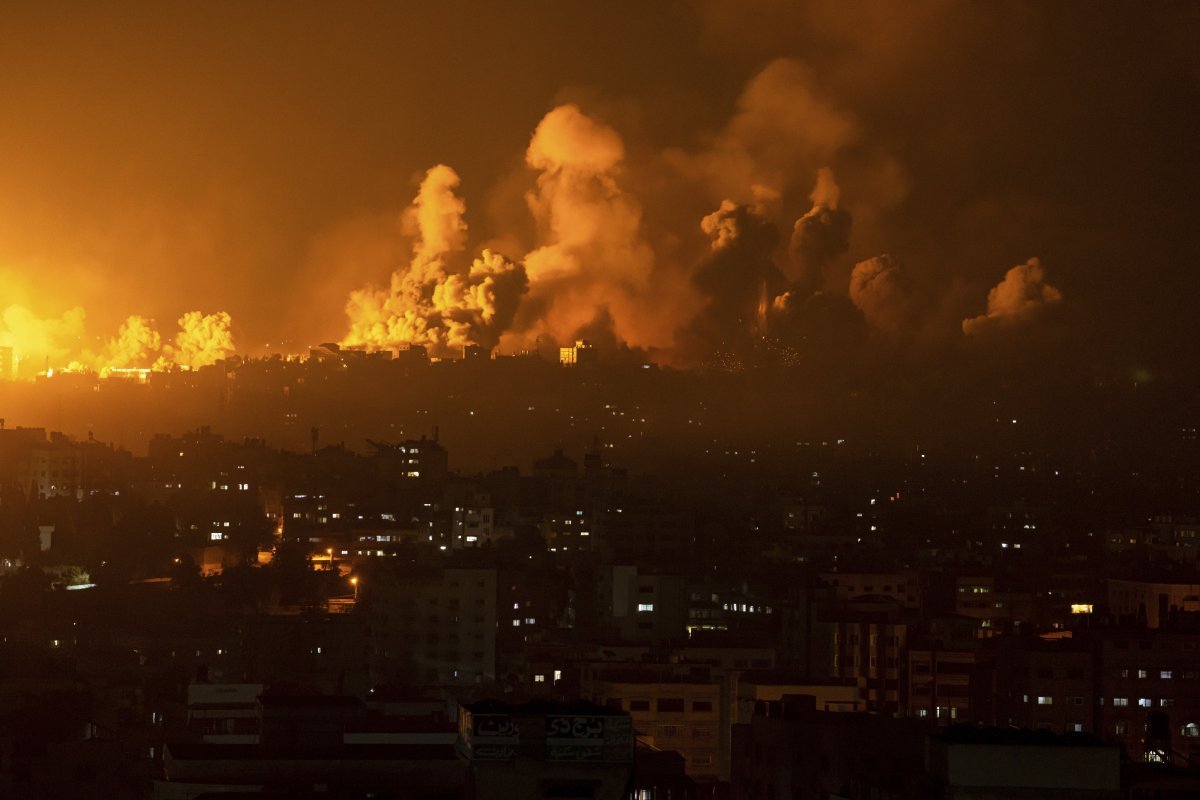 8일(현지시간) 팔레스타인 가자지구에 폭격으로 인한 연기가 피어오르고 있다.  하마스의 이스라엘에 대한 무차별 공격으로 이스라엘이 팔레스타인 공격을 단행하는 등 확전 우려 속에 국제유가가 급등하는 등 시장도 불안한 움직임을 보이고 있다. AP뉴시스