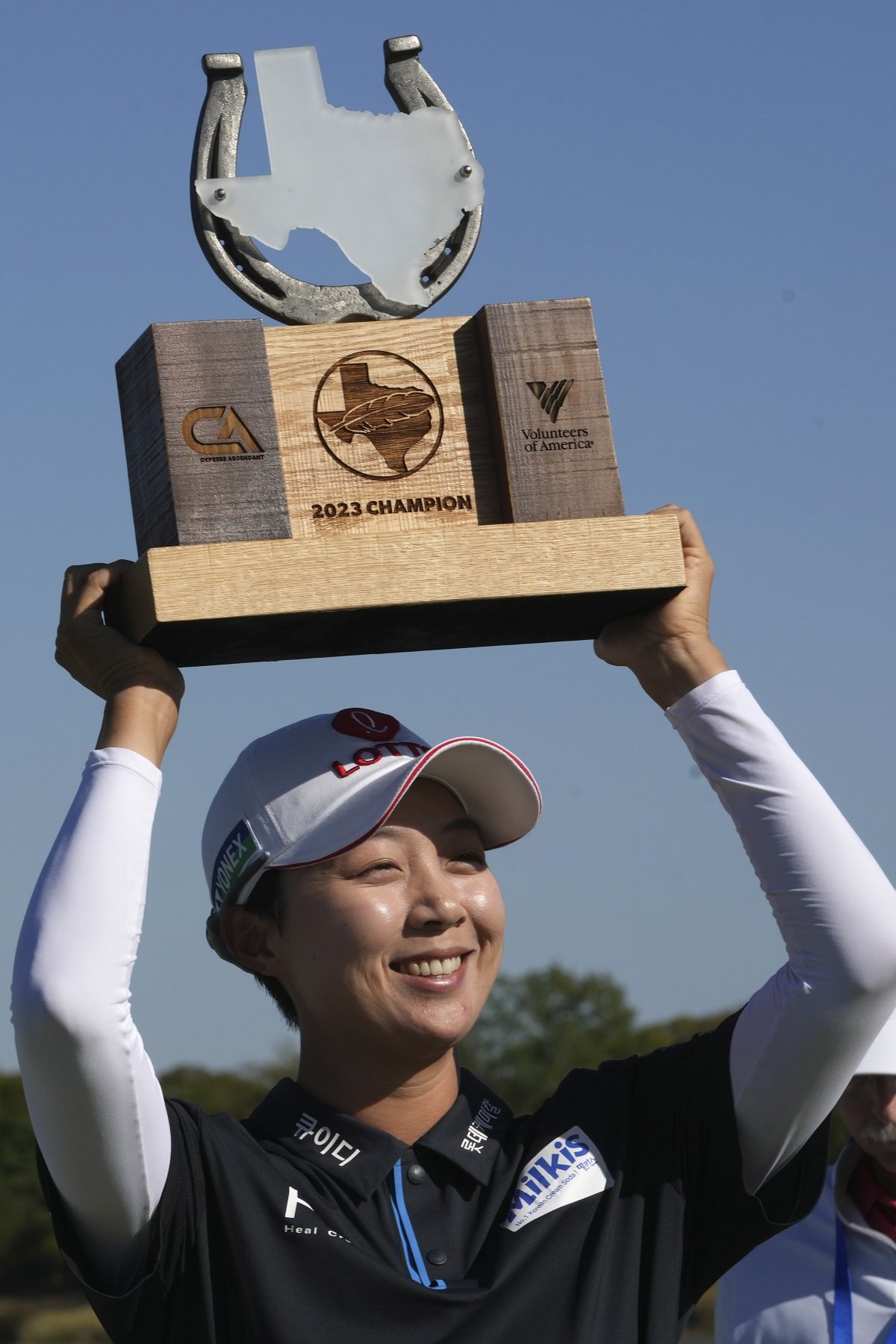 김효주가 9일 미국 텍사스주 더콜로니의 올드 아메리칸 골프클럽에서 끝난 미국여자프로골프(LPGA)투어 어센던트 LPGA에서 시즌 첫 승을 거둔 뒤 트로피를 들고 환하게 웃고 있다. 더콜로니=AP 뉴시스