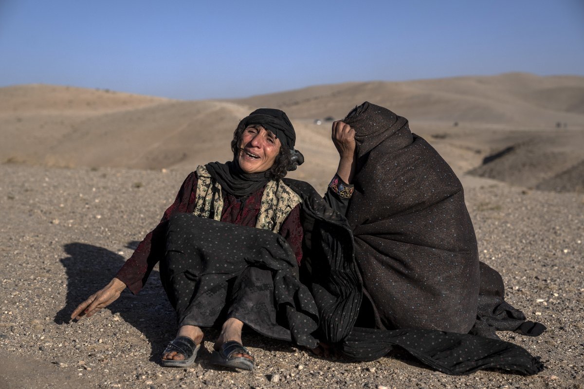 8일(현지시각) 아프가니스탄 헤라트주 제데흐잔 지진 피해 지역에서 아프간 여성들이 지진으로 숨진 가족을 매장하며 흐느끼고 있다. 탈레반 정부 대변인은 7일 헤라트주에 규모 6.3의 지진이 발생한 후 강한 여진이 여덟 차례 이어져 지금까지 최소 2000명이 숨졌다고 밝혔다. 2023.10.09. 제데흐잔=AP/뉴시스