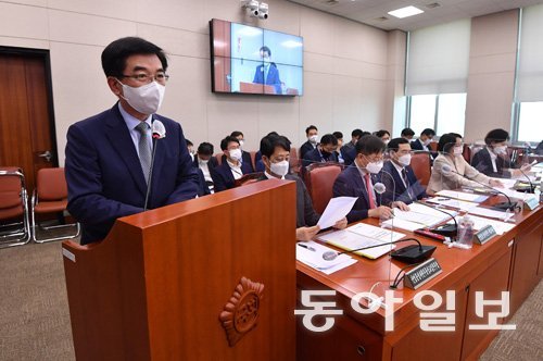 정일영 더불어민주당 의원(왼쪽)이 지난해 9월 1일 서울 여의도 국회에서 열린 산업통상자원중소벤처기업위원회 전체회의에서 제안 설명을 하고 있다.  동아일보 DB