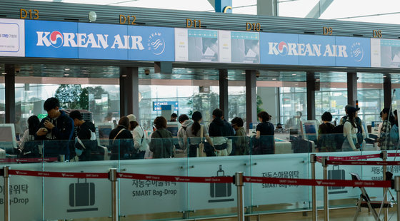 9일 오후 인천국제공항 2터미널에서 승객들이 출국 수속을 밟고 있다. 대한항공은 팔레스타인 무장 정파 하마스와 이스라엘의 전면전이 격화됨에 따라 이날 출발 예정이던 인천발 텔아비브 항공편을 운항하지 않기로 했다. 2023.10.9/뉴스1