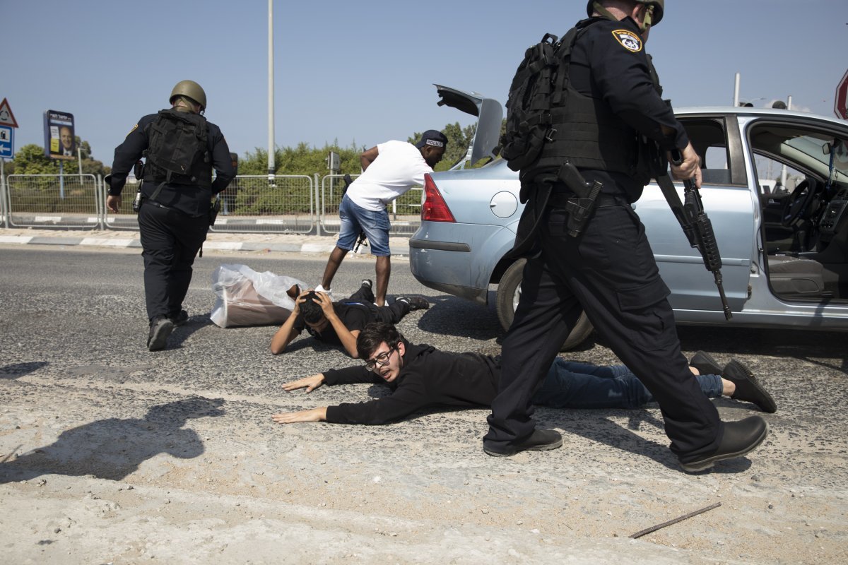 이스라엘 경찰, 하마스 용의자 검색 8일(현지 시간) 이스라엘 서부 도시 아시도드의 한 검문소에서 이스라엘 경찰이 하마스 용의자들을 검색하고 있다. 아시도드=게티이미지
