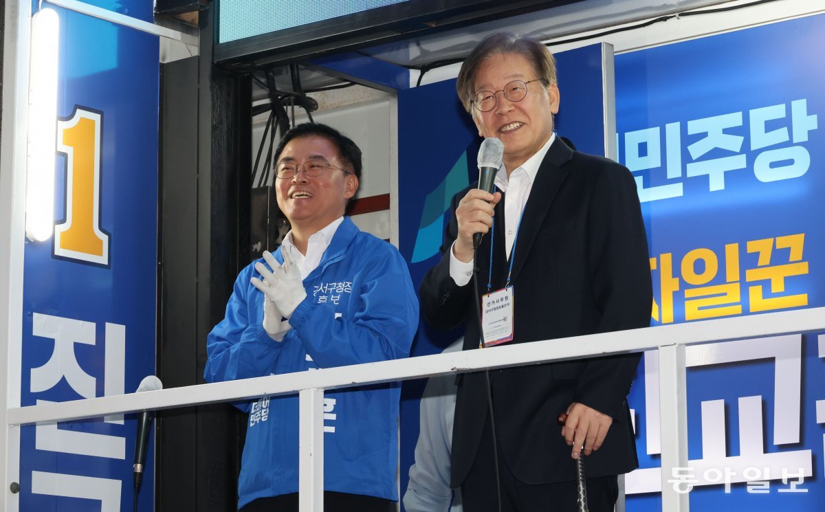 더불어민주당 이재명 대표(오른쪽)가 9일 오후 서울 강서구 발산역 인근에서 강서구청장 보궐선거 민주당 진교훈 후보(왼쪽) 지원 
유세를 하고 있다. 단식 중단 뒤 입원 치료 중이던 이 대표는 이날 서울 중랑구 녹색병원에서 퇴원한 뒤 지원 유세에 나섰다. 
박형기 기자 oneshot@donga.com