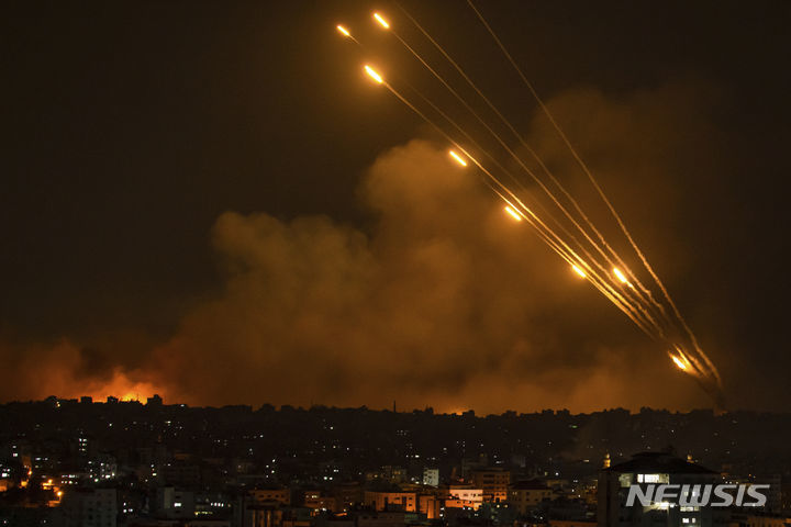 8일(현지시각) 팔레스타인 가자지구에서 이스라엘을 향해 로켓들이 발사되고 있다. 2023.10.09 가자지구=AP/뉴시스