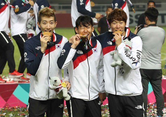 1일 오후 인도네시아 보고르 파칸사리 스타디움에서 열린 2018 자카르타·팔렘방 아시안게임 U-23 남자축구 메달 세리머니에서 대한민국 조현우, 손흥민, 황의조가 금메달을 입에 물고 환호하고 있다. 이날 경기는 연장 접전끝에 대한민국이 일본을 2대1로 꺾고 금메달을 차지했다. 2018.9.1 뉴스1