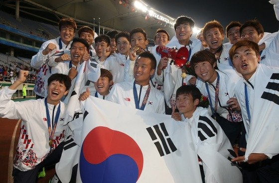 2일 인천 문학경기장에서 열린 2014 인천아시안게임 남자 축구 결승에서 북한을 꺽고 금메달을 차지한 한국 대표팀 선수들이 시상식을 마치고 모여 환호하고 있다. 2014.10.2 뉴스1