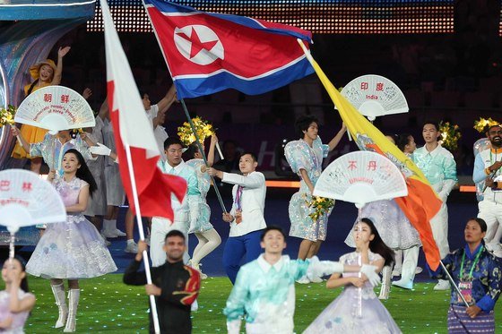 지난 8일 오후 중국 항저우 올림픽 스포츠센터 스타디움에서 열린 ‘2022 제19회 항저우 아시안게임’ 폐회식에서 북한 기수를 맡은 역도 리청송이 인공기를 들고 입장하고 있다. 2023.10.8 뉴스1