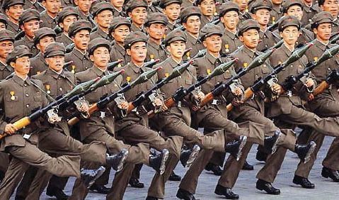 과거 열병식에서 F-7(7호 발사기)를 가지고 행진하는 북한 노동적위대