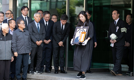10일 오전 서울 종로구 축구회관에서 대한축구협회장으로 열린 故 박종환 전 축구 국가대표팀 감독의 영결식에서 고인의 영정이 운구차량으로 향하고 있다. 1983년 멕시코 세계 청소년(U20) 축구대회에서 4강 신화를 쓴 전 국가대표팀 감독 박종환 원로는 지난 7일 향년 85세로 별세했다. 2023.10.10/뉴스1 ⓒ News1