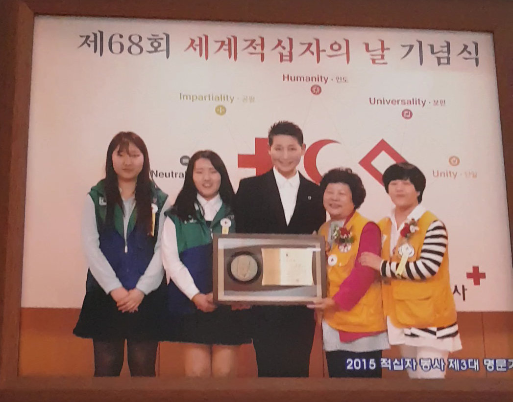 이이순 씨와 딸 김현미 씨, 손녀 2명이 2015년 제 68회 세계적십자의날에 대한적십자사에서 ‘3대 봉사 명문가’ 명패를 받고 있다. 중앙은 제28대 대한적십자사 김성주 회장.