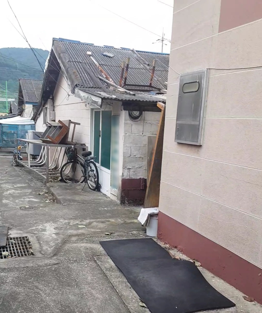 도계지역아동센터 건물 뒤에 있는 이 씨의 낡은 집. 과거 대한석탄공사에서 광부 사택으로 지은 연립건물이다.