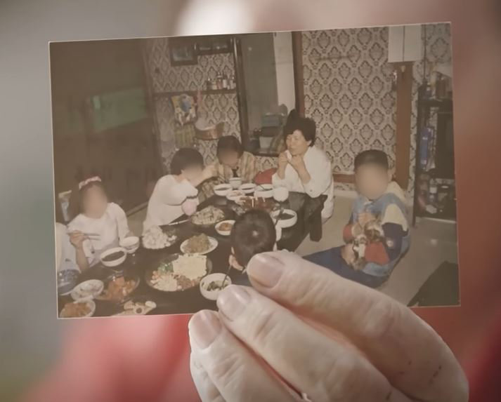 과거 이이순 씨의 대가족이 한 상에 둘러 앉아 식사하는 모습(LG 의인상 유튜브)