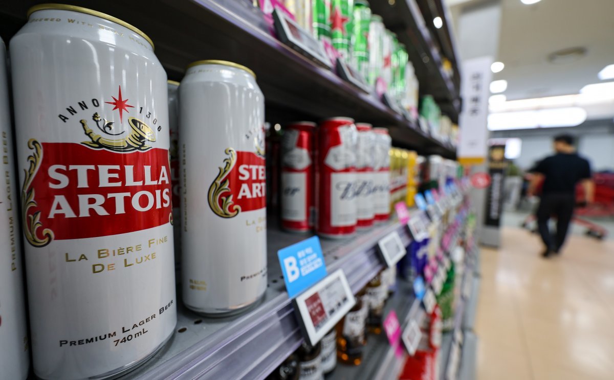 작년 주류 무역수지 적자 12억 달러 10일 서울 시내의 한 마트에 수입 맥주들이 진열돼 있다. 지난해 주류 무역수지(수출액―수입액)는 12억 달러 적자로 2018년보다 2배 가까이 늘었다. 뉴스1