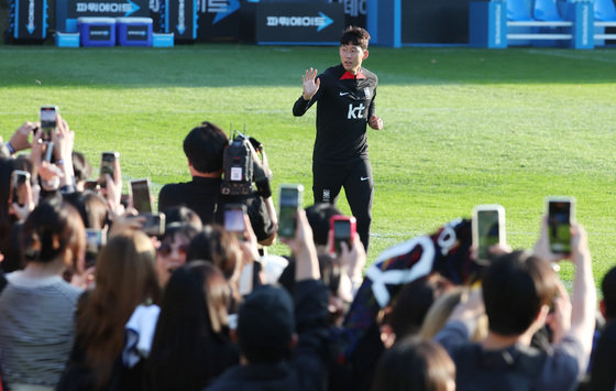 대한민국 축구대표팀이 손흥민이 10일 오후 경기도 파주 국가대표트레이닝센터(NFC)에서 열린 평가전 대비 오픈트레이닝에서 회복 훈련을 하는 도중 팬들을 향해 손을 흔들고 있다. 2023.10.10 뉴스1