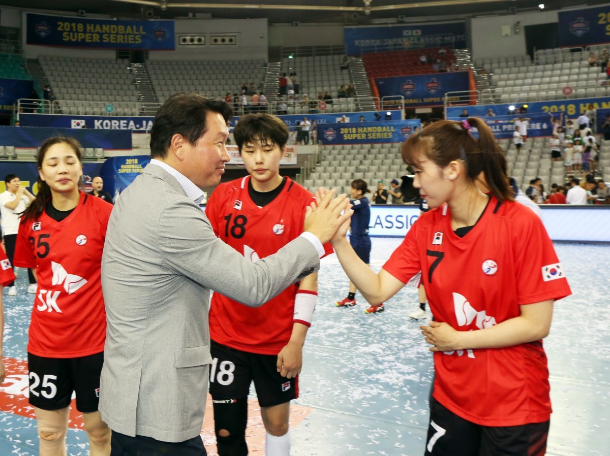 최태원 회장(앞줄 왼쪽)이 2018년 한일 핸드볼 정기전이 끝난 뒤 선수들을 격려하고 있다. SK그룹 제공