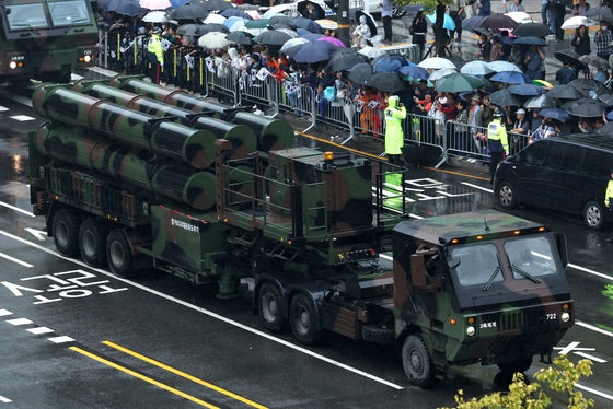 지난달 26일 오후 서울 세종대로 일대에서 열린 건군 75주년 국군의날 시가행진에서 장거리 지대공 유도무기(L-SAM)가 기동하고 있다. 2023.9.26 뉴스1