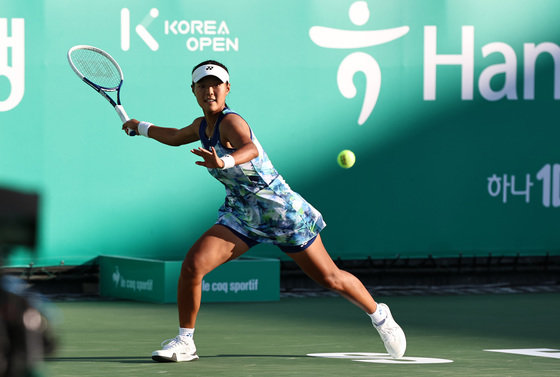 대한민국 백다연이 10일 오후 서울 송파구 올림픽테니스장에서 열린 ‘여자프로테니스(WTA) 투어 하나은행 코리아오픈 2023’ 단식 32강전 라트비아의 엘레나 오스타펜코와 경기를 치르고 있다. 2023.10.10 뉴스1