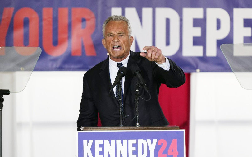 미국 정치 명문 케네디가의 직계인 로버트 케네디 주니어가 9일 필라델피아에서 “무소속 후보 출마를 선언하기 위해 이 자리에 섰다”며 내년 대선 출마를 선언하고 있다. 필라델피아=AP 뉴시스