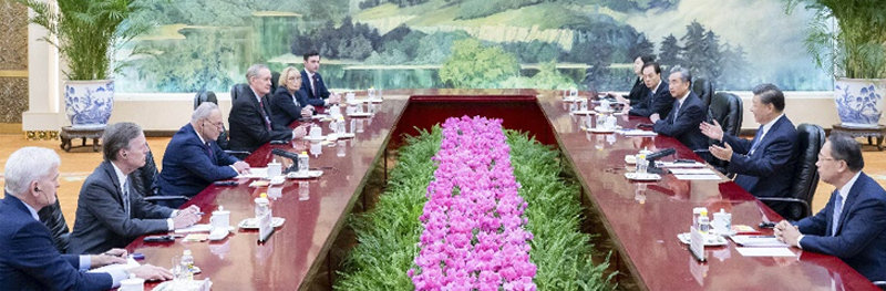 시진핑, 방중 美상원의원단 면담 시진핑 중국 국가주석(오른쪽에서 두 번째)이 9일 베이징 인민대회당에서 척 슈머 미국 상원 원내대표(왼쪽에서 세 번째)를 비롯한 미
 상원의원단과 정상회담을 하듯 마주 앉아 면담하고 있다. 중국 외교부 홈페이지 캡처