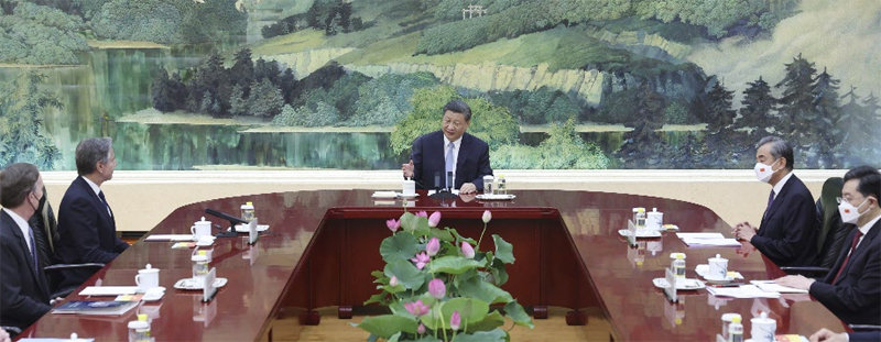 시진핑, 방중 美상원의원단 면담 앞서 시 주석(사진 가운데)은 올 6월 중국을 방문한 토니 블링컨 미
 국무장관(사진 왼쪽에서 두 번째)을 만났을 때는 마주앉지 않고 상석에 앉았다. 중국 외교부 홈페이지 캡처