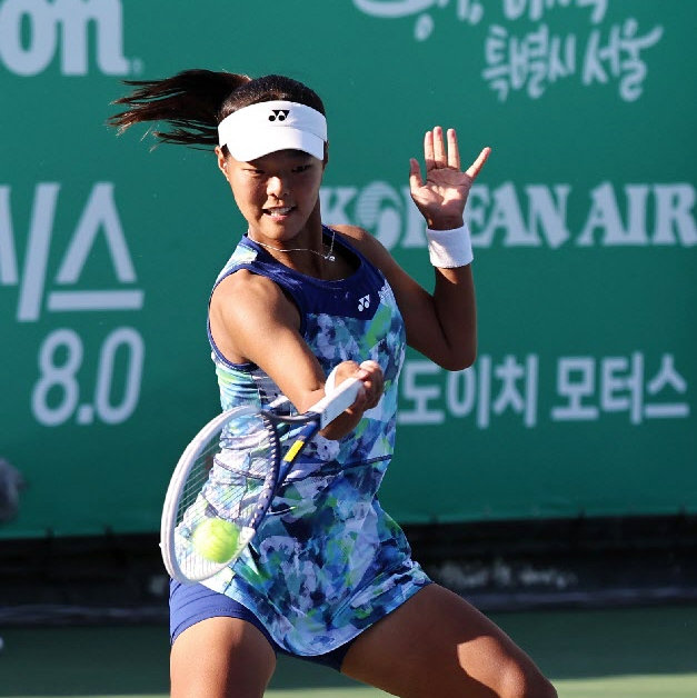 한국 여자 테니스 유망주 백다연이 10일 서울 올림픽공원 테니스코트에서 열린 여자프로테니스(WTA)투어 코리아오픈 1회전에서 옐레나 오스타펜코를 상대로 경기를 펼치고 있다. 백다연은 2-1 역전승을 거뒀다. 뉴시스