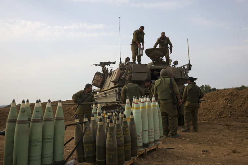 지상전 준비하는 이스라엘軍 이스라엘 군인들이 9일(현지 시간) 이스라엘 남부 가자지구 국경 근처에서 탱크에 포탄을 재며 전투 준비를 하고 있다. 베냐민 
네타냐후 이스라엘 총리는 이날 “힘으로 중동을 변화시키겠다”고 밝혀 가자지구 지상군 투입 임박을 시사했다. 가자지구=AP 뉴시스