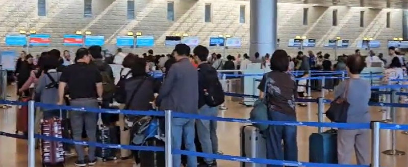 10일 오후(현지 시간) 이스라엘 텔아비브 공항 체크인 카운터에서 한국 교민들이 귀국 항공편(대한항공 KE958)을 타기 위해 
줄을 서 있다. 외교부에 따르면 이스라엘에 체류하던 191명이 이 항공편으로 귀국길에 올랐고, 나머지 27명은 육로를 통해 
요르단으로 이동했다. 채널A 뉴스 영상 캡처
