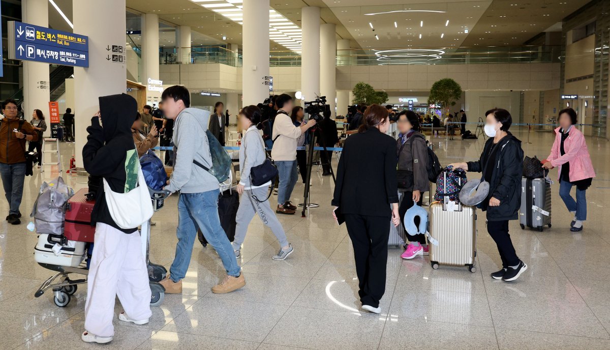 이스라엘에 단기 체류중이던 국민들이 11일 오전 인천국제공항 제2터미널을 통해 귀국하고 있다. 외교부에 따르면 이날 귀국한 이스라엘 단기체류자는 570명 중 192명이다. 202310.11/뉴스1