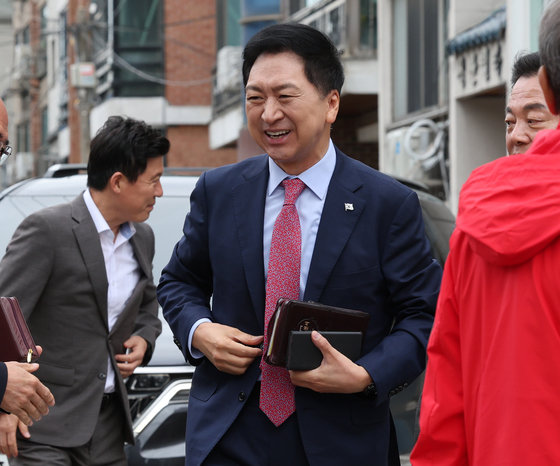 김기현 국민의힘 대표가 8일 오전 서울 강서구 한 교회에서 예배를 위해 입장하고 있다. 2023.10.8/뉴스1