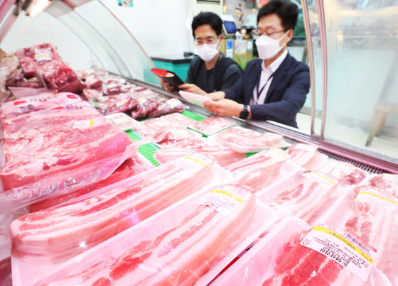 경기 수원시 팔달구 못골종합시장에서 국립농산물품질관리원 경기지원 관계자들이 원산지 표시 점검을 하고 있다. (공동취재) 2022.7.13