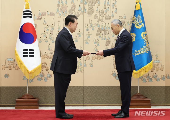 윤석열 대통령이 11일 서울 용산 대통령실 청사에서 유인촌 문화체육관광부 장관에게 임명장을 수여하고 있다. (대통령실통신사진기자단) 2023.10.11.