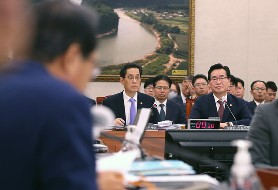 정황근 농림축산식품부 장관이 11일 오전 서울 여의도 국회에서 열린 농림축산식품해양수산위원회의 농림축산식품부, 농업정책보험금융원, 농림수산식품교육문화정보원, 농림식품기술기술기획평가원에 대한 국정감사에서 의원들의 질의를 경청하고 있다. 2023.10.11/뉴스1