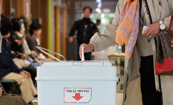 서울 강서구청장 보궐선거 투표가 시작된 11일 오전 서울 강서구 양천초등학교에 마련된 가양1동 제1투표소에서 유권자들이 투표를 하고 있다. 2023.10.11/뉴스1