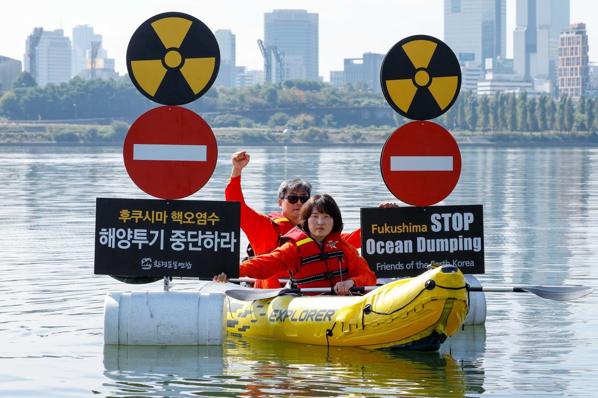 최예용 환경보건시민센터 소장(왼쪽)과 한정희 운영위원이 11일 서울 광진구 윈드서핑장 앞 한강변에서 후쿠시마 원전오염수 해양투기에 반대하며 수중액션을 하고 있다. 뉴스1