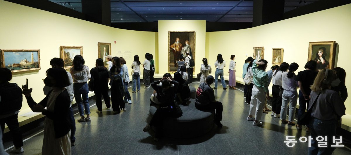 서울 용산구 국립중앙박물관에서 9일 막을 내린 내셔널갤러리 명화전 ‘거장의 시선, 사람을 향하다’를 찾은 관객들이 안토니 반 
다이크의 ‘존 스튜어트와 버나드 스튜어트 형제’(1638년경·가운데)를 비롯한 17, 18세기 회화를 감상하고 있다. 이번 전시는
 회차별 인원 제한에도 불구하고 36만1866명이 찾아 국립중앙박물관이 개최한 특별전 중 역대 세 번째로 많은 관람객이 방문했다.
 동아일보DB