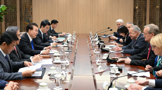 윤석열 대통령이 11일 용산 대통령실 청사에서 미국 상원의원 대표단을 접견하고 있다. (대통령실 제공) 2023.10.11