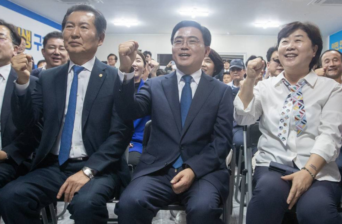 강서구청장 재보궐 선거 개표가 진행된 11일 밤 서울 강서구 마곡동 대방디엠시티 1차에 마련된 진교훈 더불어민주당 후보 선거캠프에서 진 후보와 지도부가 파이팅 포즈를 취하고 있다. 뉴스1