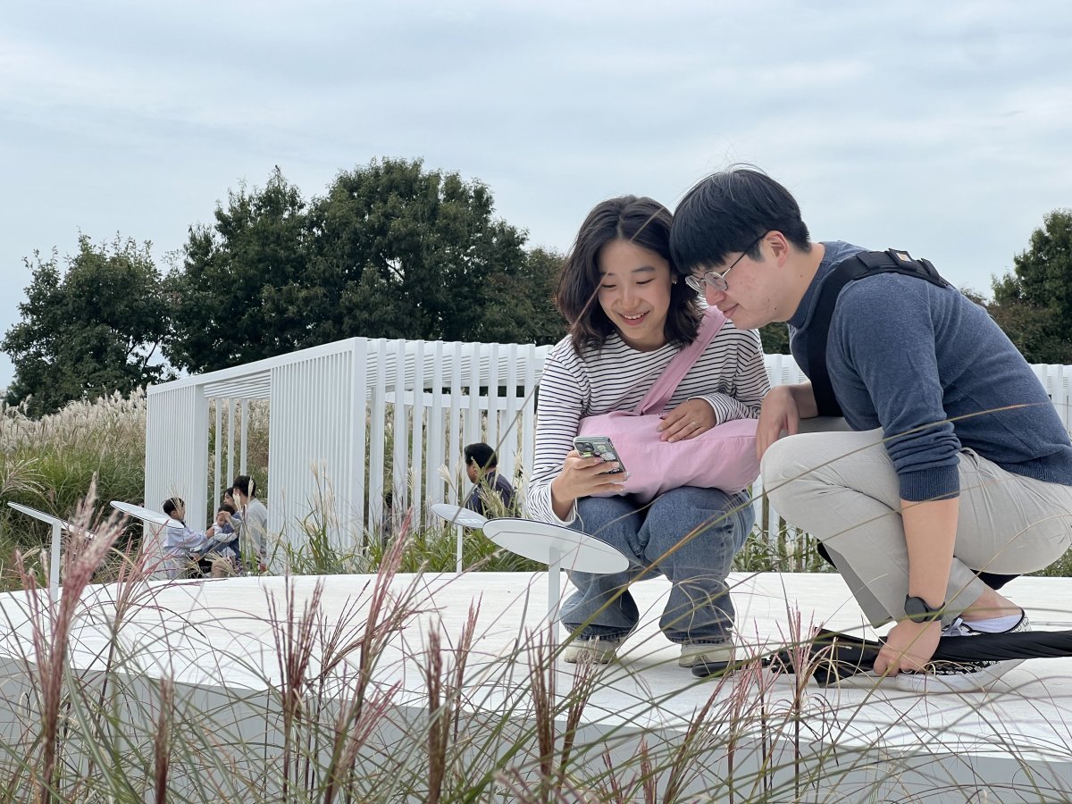 2023 서울정원박람회의  ‘소리의 정원’을 시민들이 즐기고 있다.  조용준 조경가 제공