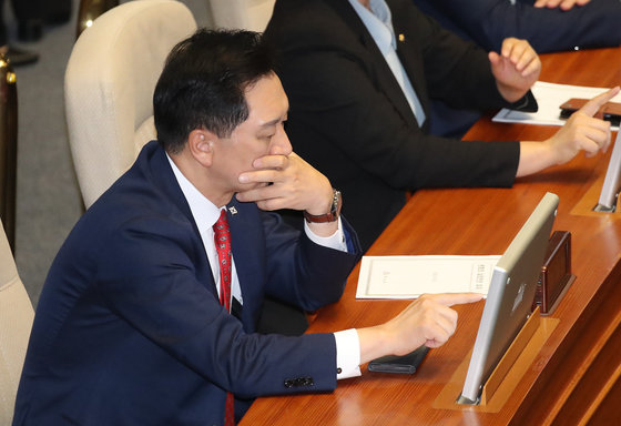 김기현 국민의힘 대표가 6일 오후 서울 여의도 국회에서 열린 제410회 국회(정기회) 제9차 본회의에 참석해 자리하고 있다. 2023.10.6. 뉴스1