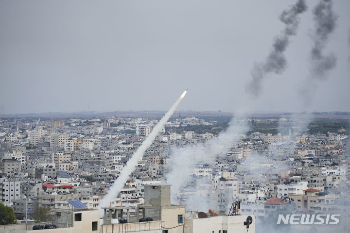 이스라엘 영토에 로켓을 발사하는 하마스. 뉴시스