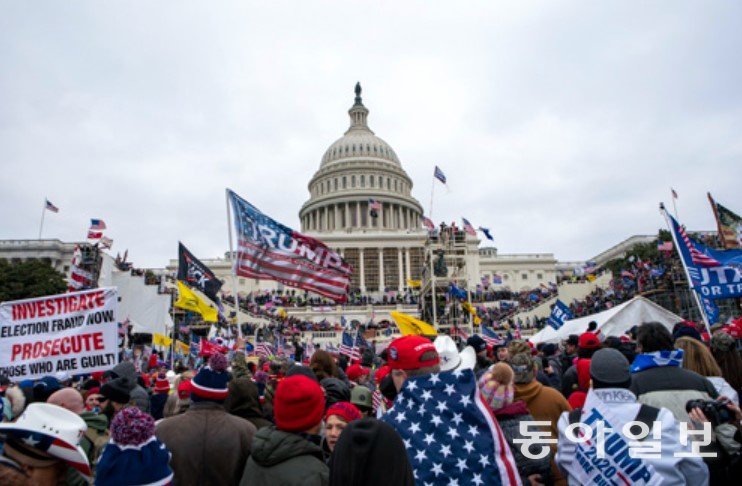 2021년 1월 6일(현지 시간) 도널드 트럼프 미국 대통령 지지자들이 워싱턴 국회의사당 앞에서 대선 부정선거를 주장하며 의회 점거 폭동에 나선 모습. AP 뉴시스