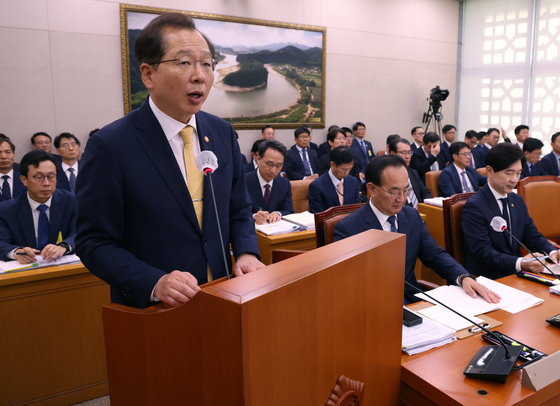 조승환 해양수산부 장관이 12일 서울 여의도 국회에서 열린 농림축산식품해양수산위원회 국정감사에서 업무보고를 하고 있다. 2023.10.12/뉴스1