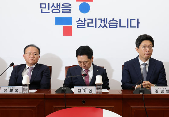 김기현 국민의힘 대표와 윤재옥 원내대표 등이 12일 서울 여의도 국회에서 열린 최고위원회의에 참석하고 있다. 2023.10.12 뉴스1