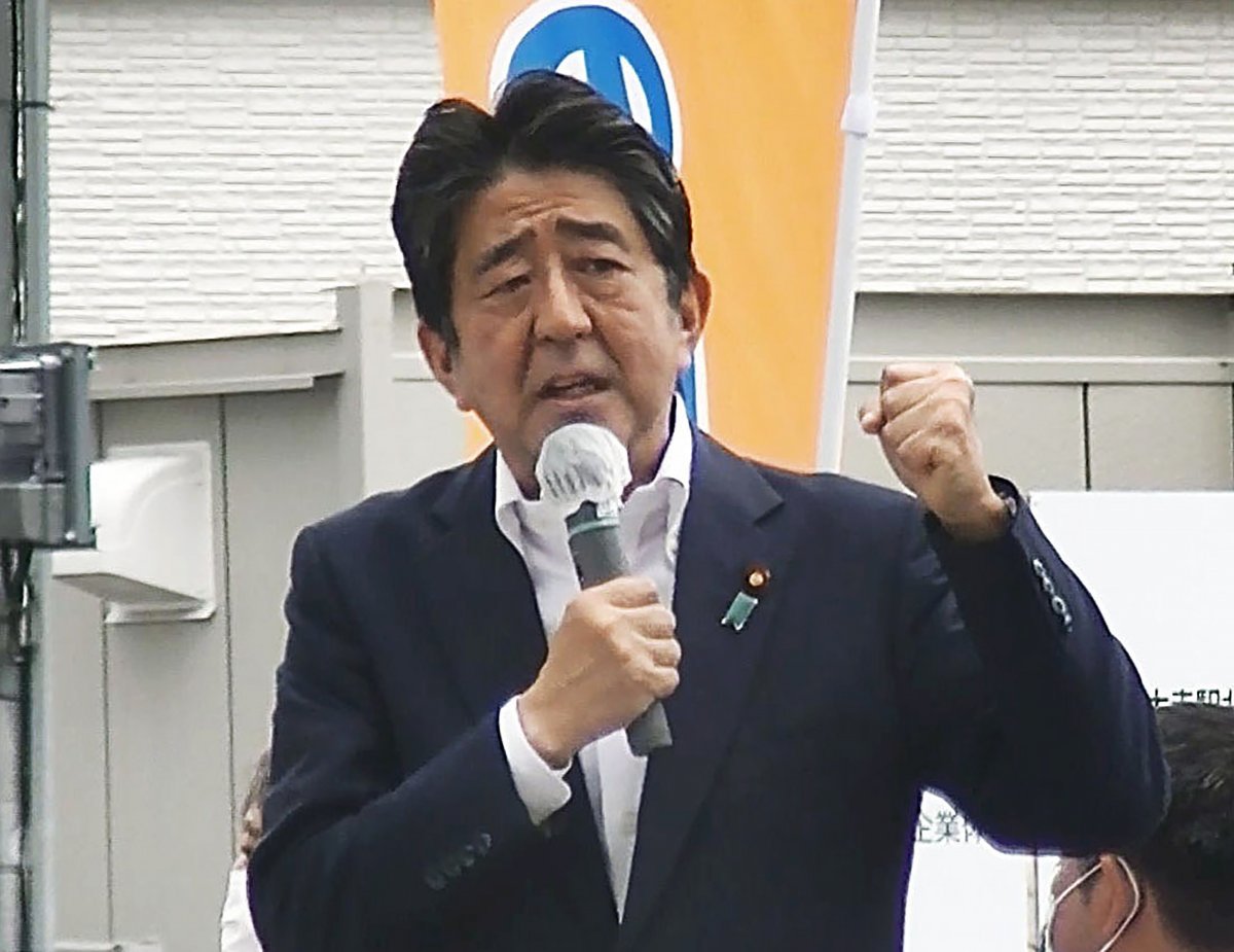 아베 신조 전 일본 총리가 2022년 7월 8일 총격을 받기 직전 일본 서부 나라(奈良)에서 선거연설을 하는 모습. 나라=AP/뉴시스