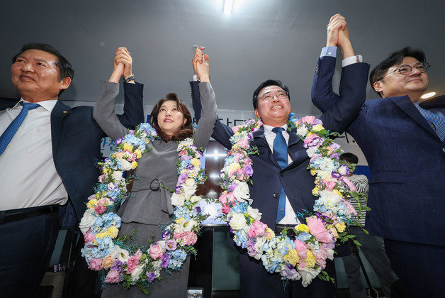 진교훈 더불어민주당 강서구청장 후보가 11일 오후 서울 강서구 선거사무소에서 당선이 유력하자 부인 박은지씨, 정청래 최고위원과 홍익표 원내대표(오른쪽)과 함께 기쁨을 나누고 있다. 공동취재  2023.10.11 뉴스1